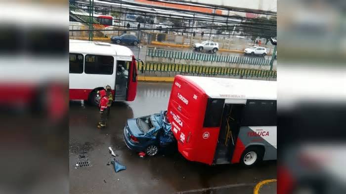 Mueren dos personas tras choque contra camión de transporte público en Toluca; el auto iba a exceso de velocidad