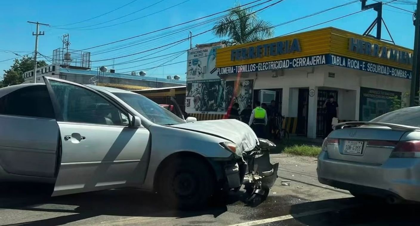 Choque entre dos vehículos deja una persona lesionada en colonia Balderrama en Hermosillo