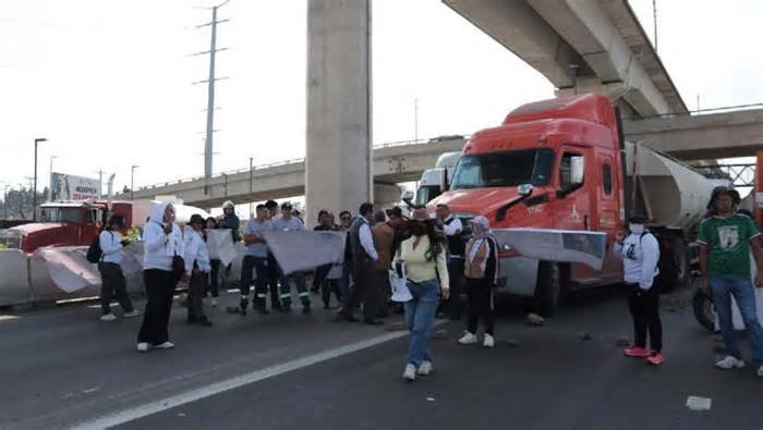 Bloqueo en la México-Toluca cumple 18 horas; madres buscadoras exigen avances en investigación