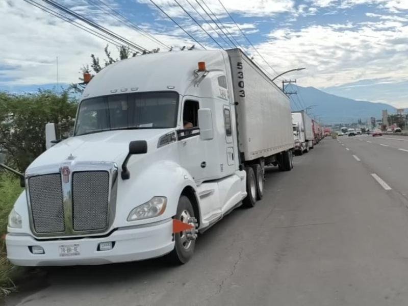Transportistas se manifiestan en Tepic contra cambios fiscales e inseguridad en carreteras