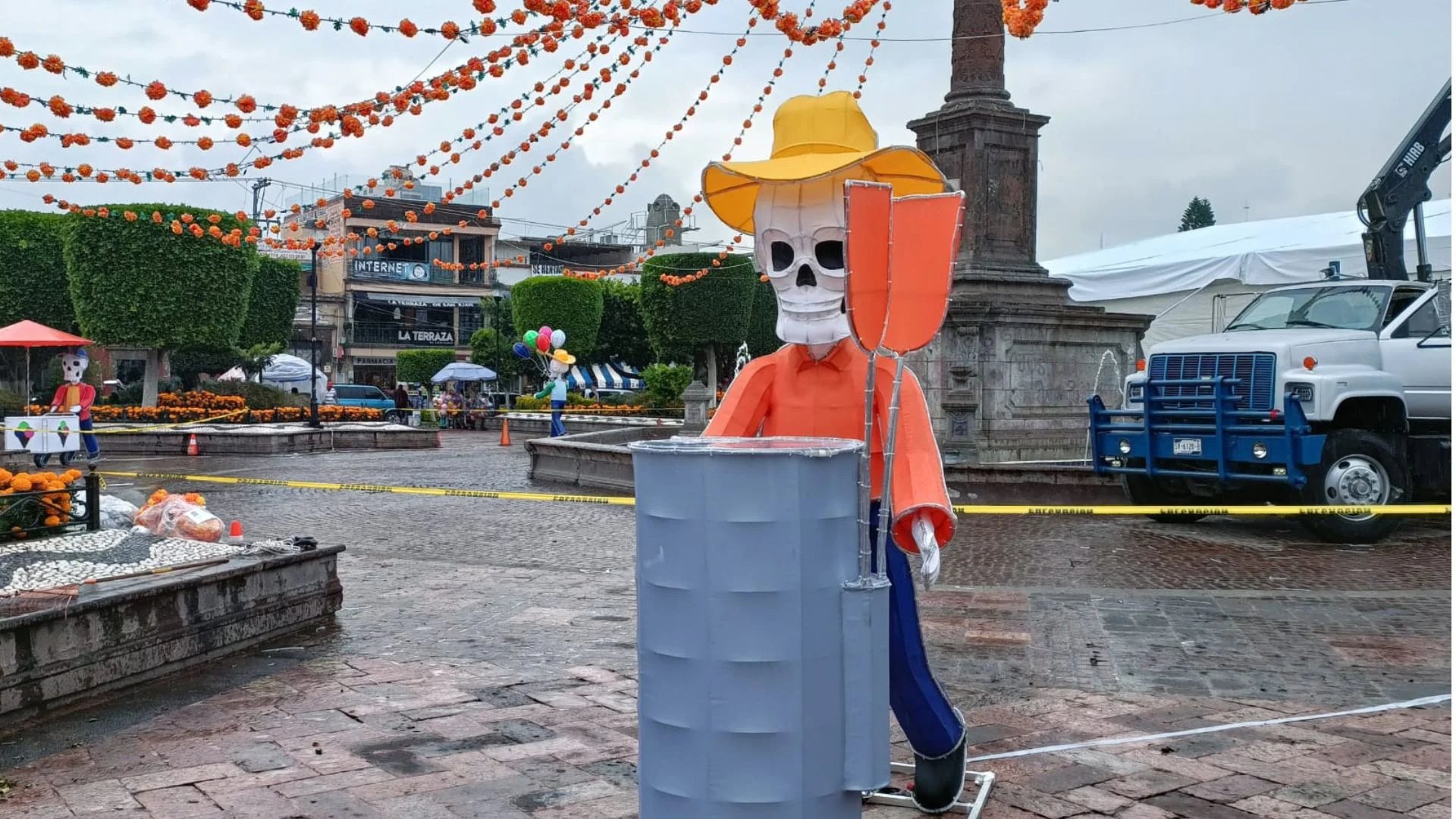 San Juan del Río se alista para el Día de Muertos con figuras luminosas de gran tamaño en espacios públicos