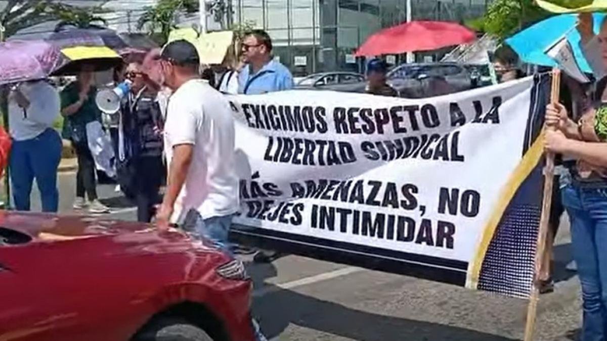 Protesta del IMSS-Bienestar paraliza Villahermosa y desata colapso vial