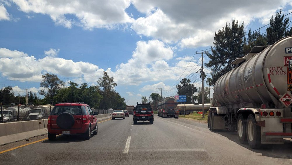 Camiones que van a PEMEX “desquician” carretera Irapuato-Salamanca