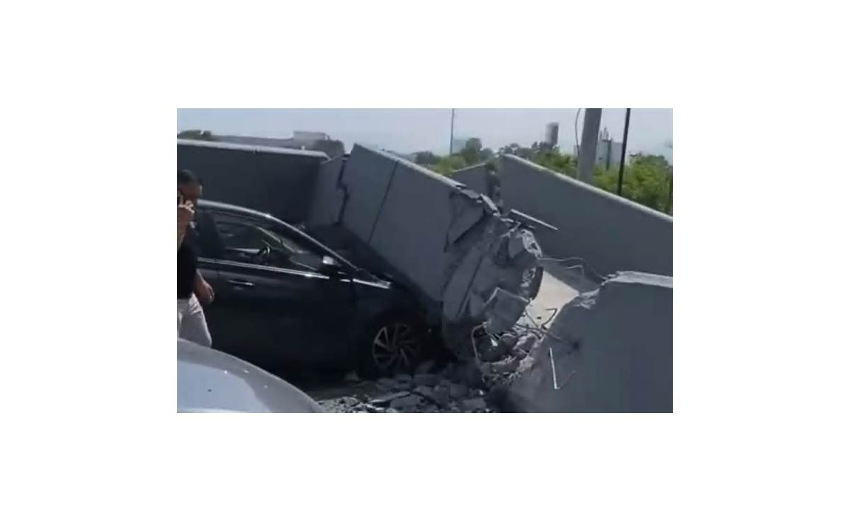 Se desploma puente peatonal en Monterrey y cae sobre automóvil; no se reportan lesionados