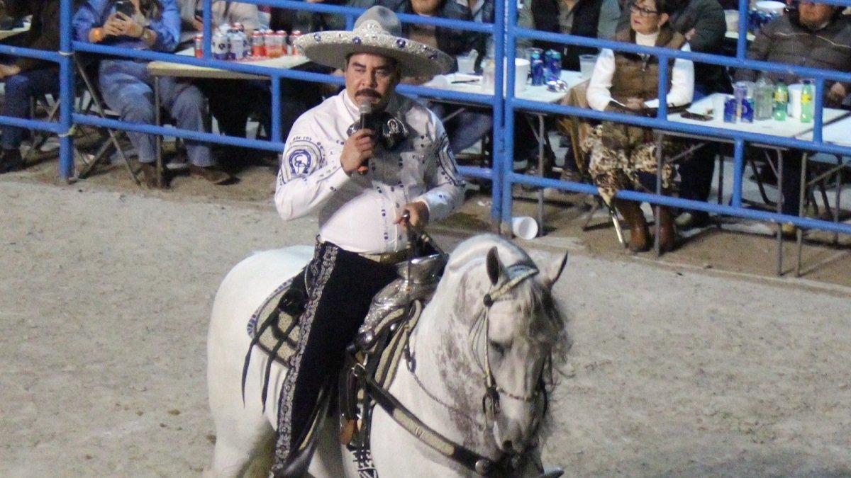 Ezequiel Peña conquista a Purísima del Rincón con música ranchera y show ecuestre