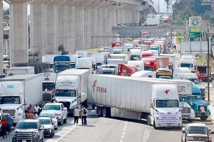 Transportistas de Sonora acuerdan diálogo con alcaldes por denuncias de extorsión policial tras retirarse de la caseta de Hermosillo al conc