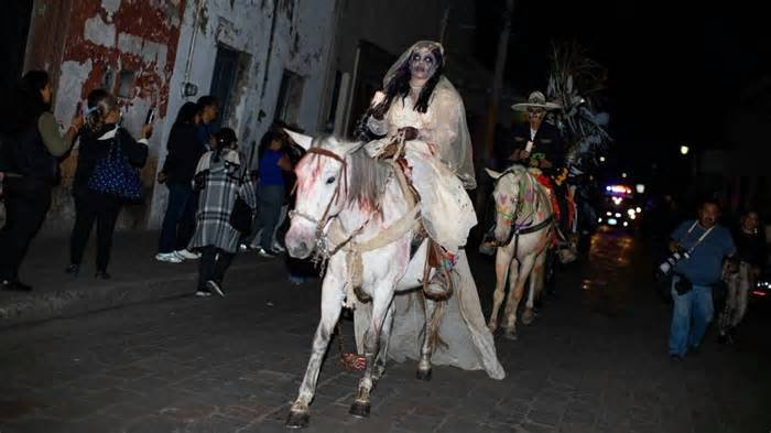Cabalgata de los Muertos recorre el Centro de San Juan del Río
