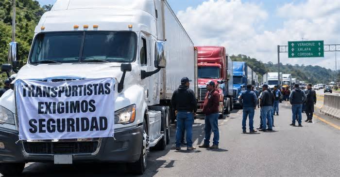 Bloqueos en carreteras de Veracruz: Canacar prevé movilizaciones intermitentes, a esta hora espera acuerdos con el Gobierno
