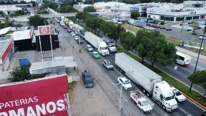 Transportistas bloquean carreteras de León, Irapuato y San Felipe para exigir mayor seguridad