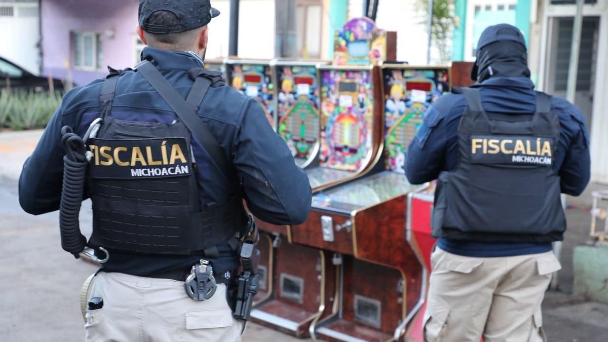 FGE ejecuta 22 cateos en Morelia y Los Reyes; asegura 154 tragamonedas
