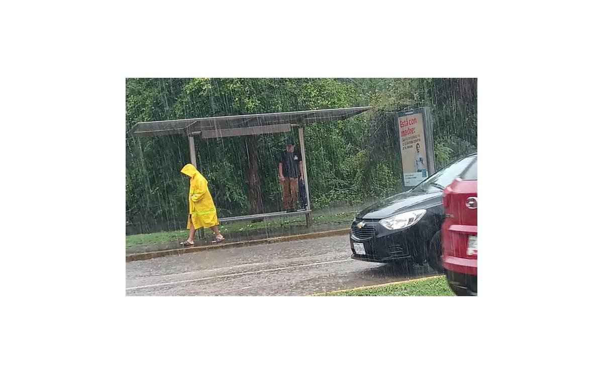 Fuertes lluvias causan inundaciones y vehículos varados en Tampico