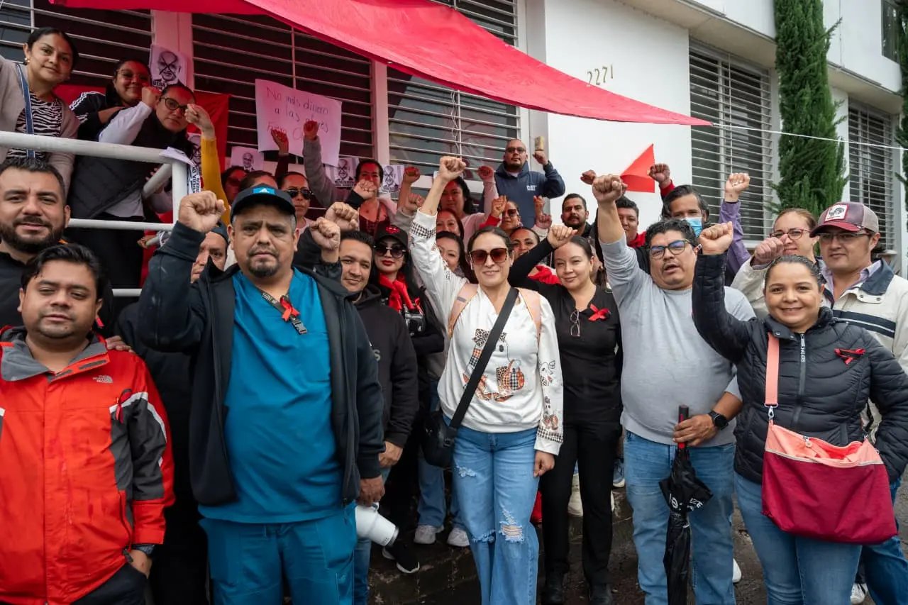 Mantienen plantón trabajadores del IMSS en Morelia para exigir la reapertura de la negociación salarial