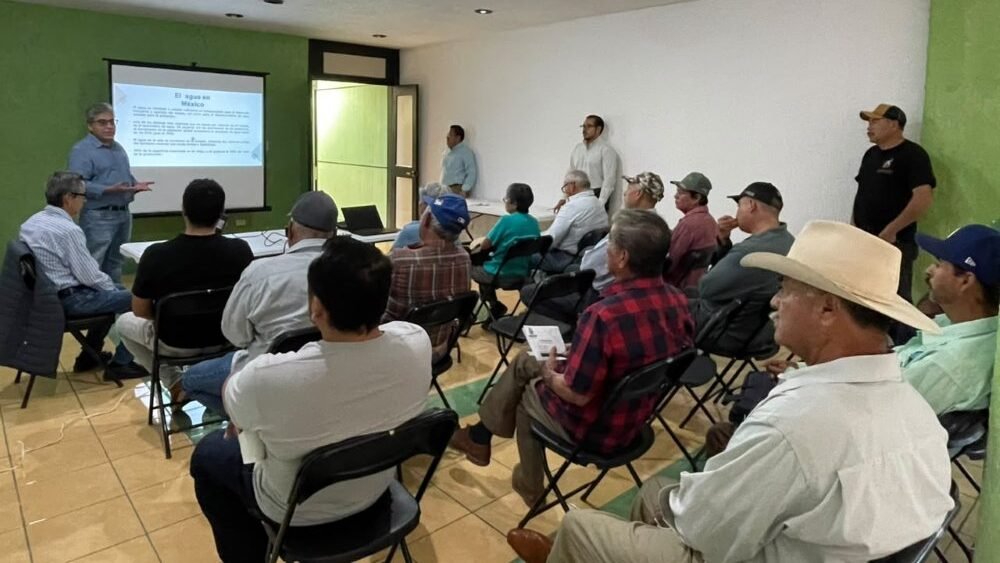 Capacitan a agricultores de Abasolo para reducir el desperdicio de agua en sus cultivos