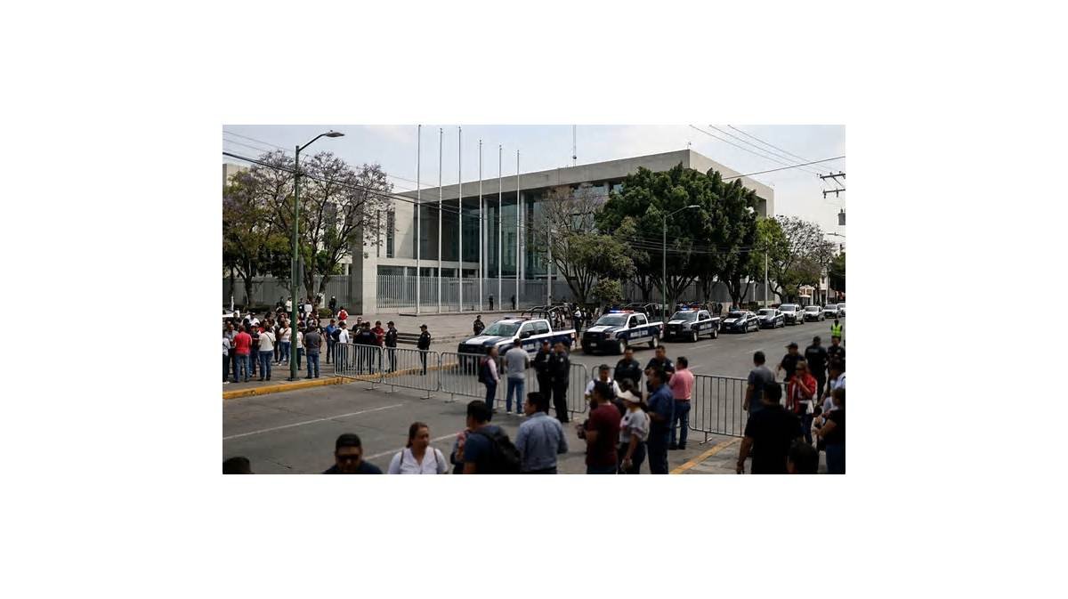 Incendian puerta del Congreso de Jalisco durante marcha por agua limpia en Guadalajara