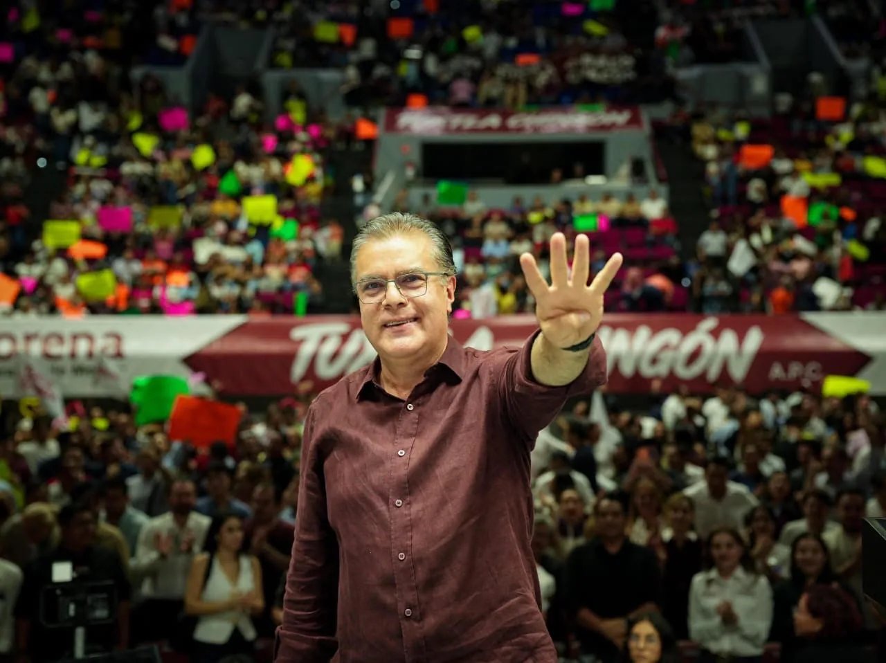 PACO Chacón levanta la mano por Morena en Tuxtla rumbo a 2027