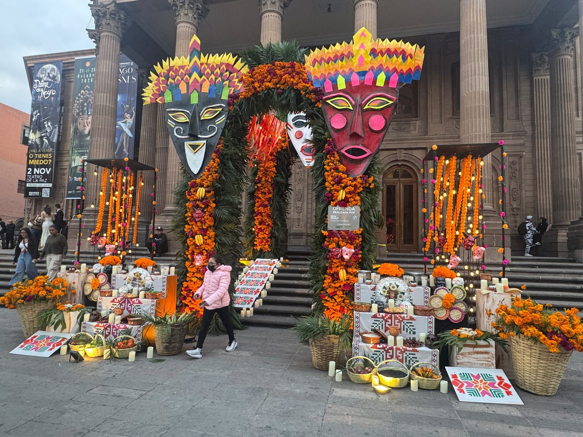 BMW Group Planta San Luis Potosí lleva la tradición de Xantolo a las escalinatas del Teatro de la Paz