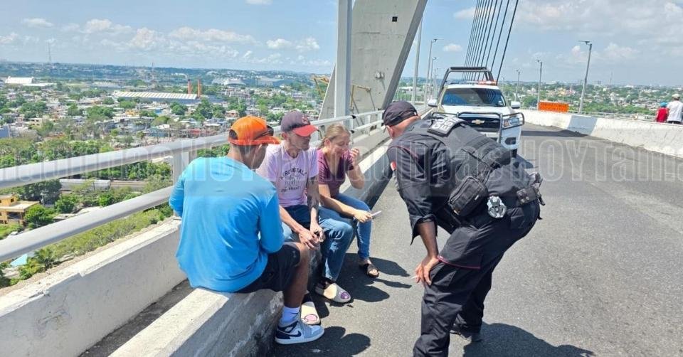 Guardia Estatal evita tragedia en el Puente Tampico