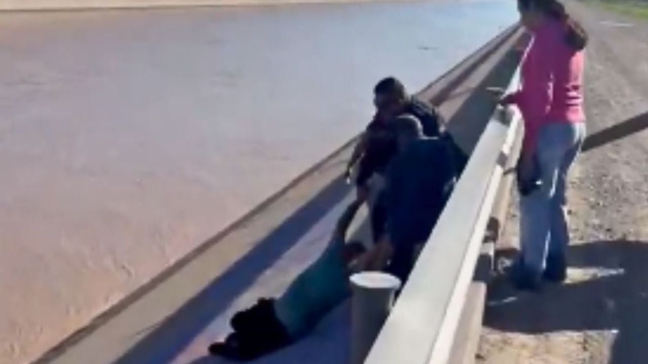 VIDEO | Rescatan a adulto mayor arrastrado por la corriente del Río Bravo en Ciudad Juárez