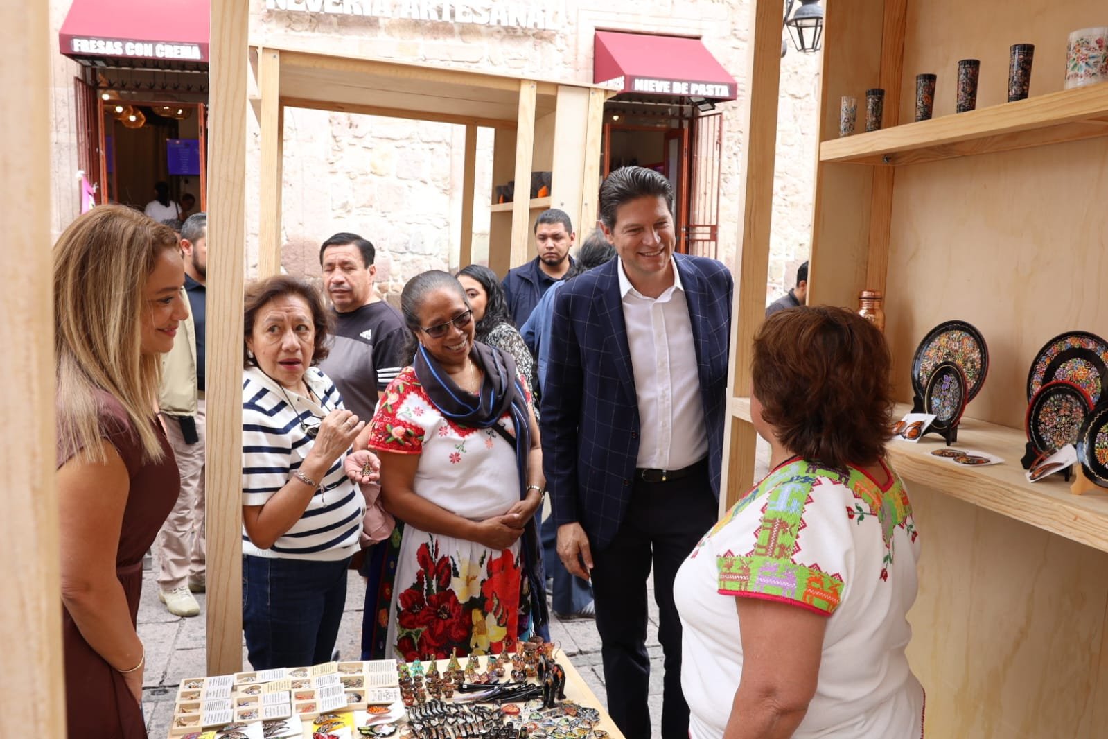 Invitan Alfonso Martínez al bazar de artesanías michoacanas en Morelia
