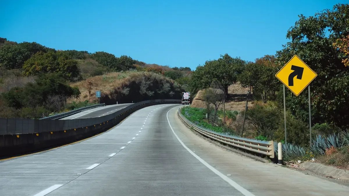 Tráiler pierde control en Tuxtla y provoca cierre de vialidad