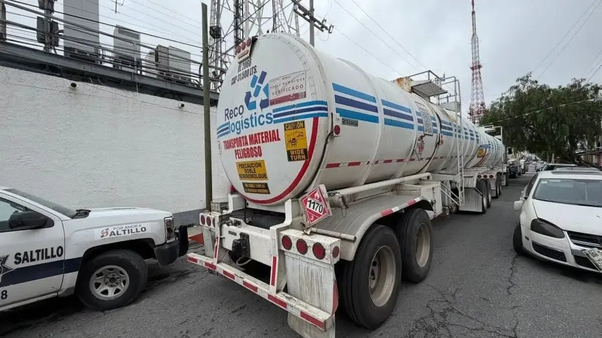 Evacúan a 150 personas por riesgo de volcadura de pipa en Saltillo