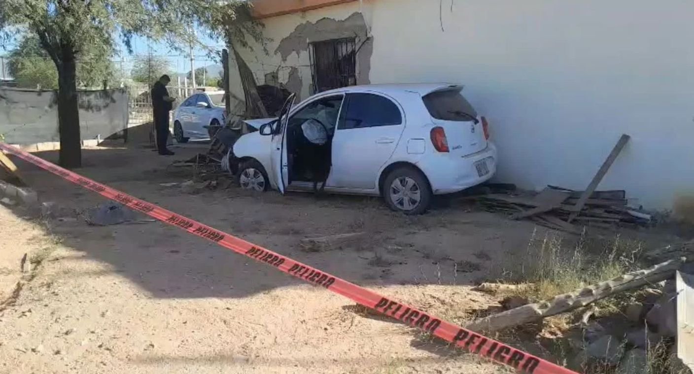 Vehículo se impacta contra cocina de una vivienda en Hermosillo; conductora resulta lesionada