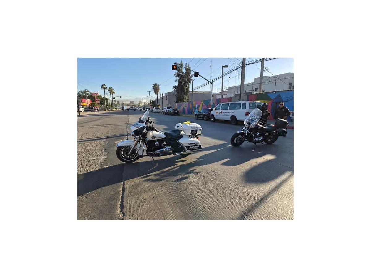 Balean a policía municipal en Plaza Pacífico de Tijuana; lo trasladan a Cruz Roja y permanece grave