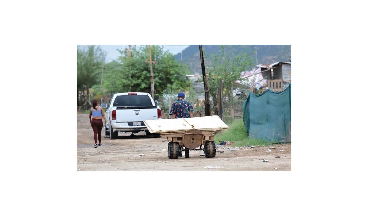 Mientras el paso de Huracán Polo por Sonora traerá efectos a Hermosillo, habitantes de Guayacán enfrentan las lluvias con techos vulnerables