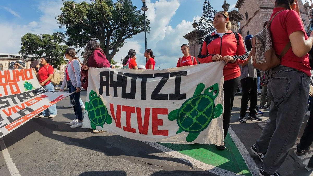 Marcha por Ayotzinapa en el Centro de Morelia