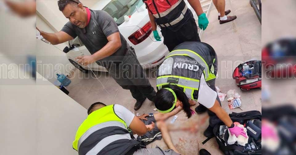 Cae cuatro metros de escalera y queda grave en Tampico