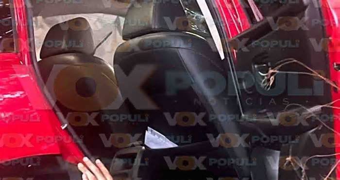 Auto sale del camino y choca contra un árbol en Tampico, Tamaulipas