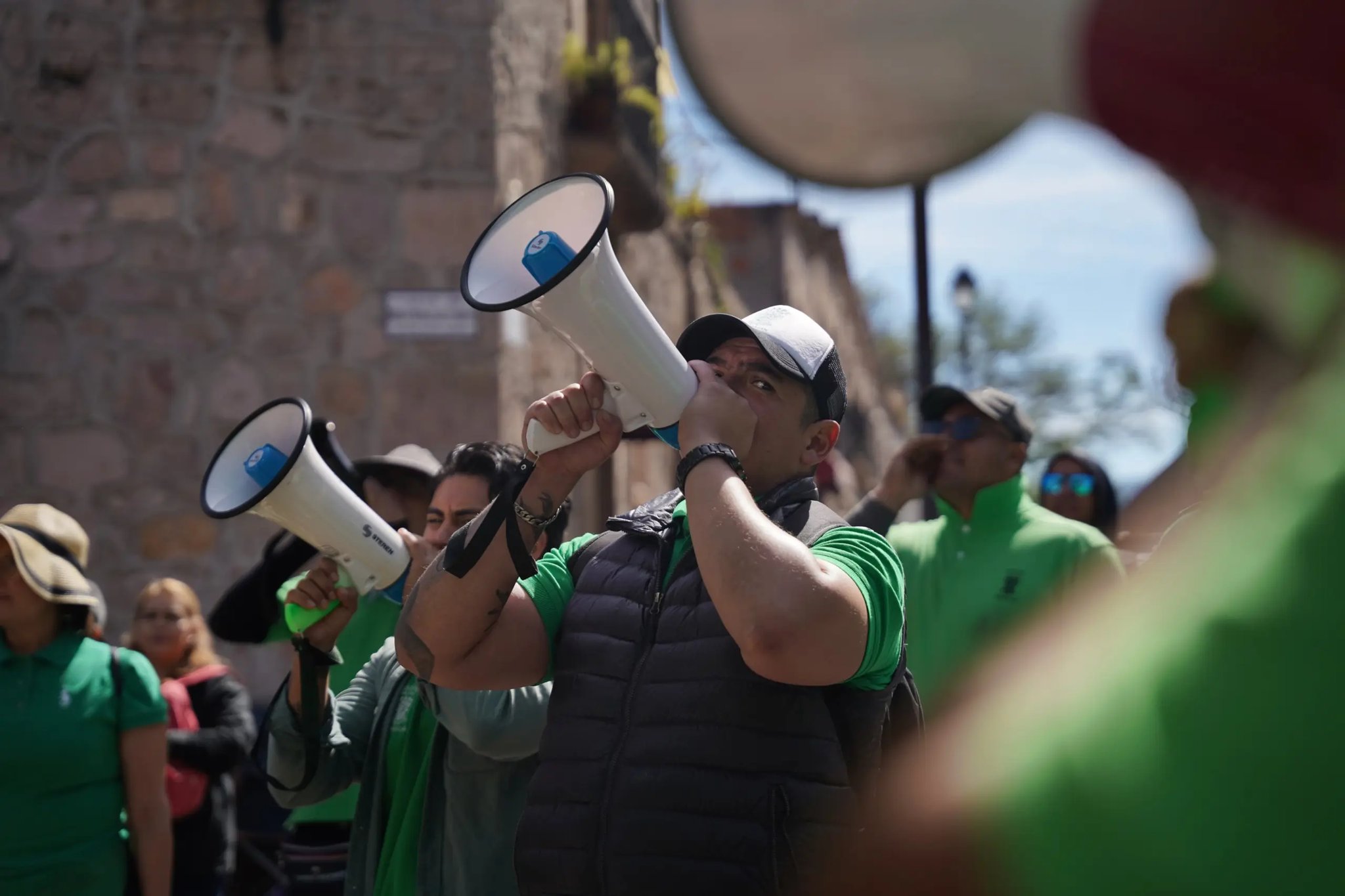 Bloquean integrantes del STASPE la calzada Ventura Puente en Morelia por atraso en nómina