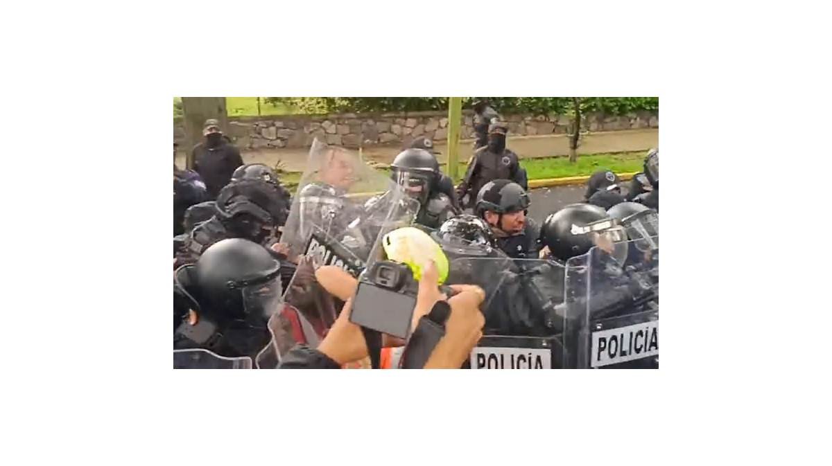 “Fuera Lemus”: Marcha por agua limpia en Guadalajara termina con gas lacrimógeno y enfrentamientos en Casa Jalisco