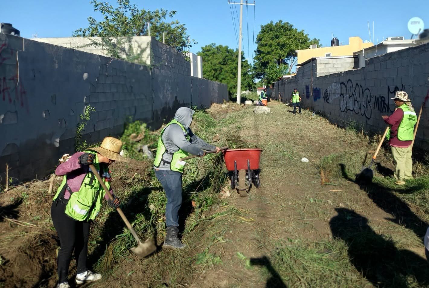 Refuerzan rehabilitación de calles y caminos rurales de La Paz