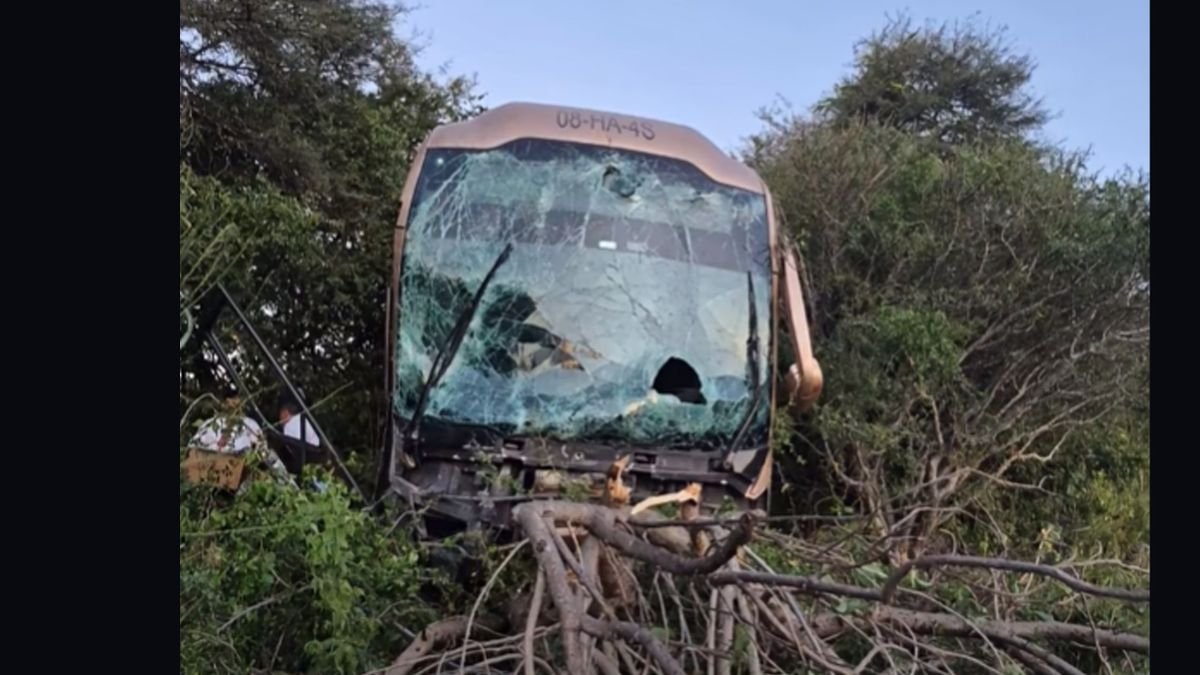 Apedrean autobús en carretera Morelia-Salamanca y termina accidentado
