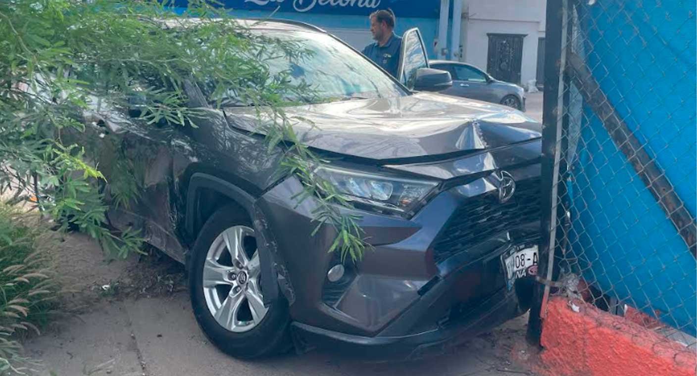 Fuerte choque deja camioneta contra un poste y una barda en Hermosillo