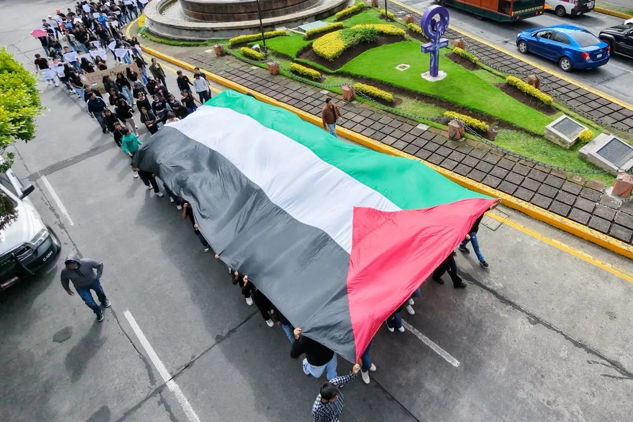 Marchan estudiantes de Morelia en apoyo a Palestina