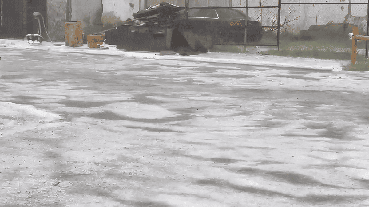 Tormenta con granizo atípico azota Ciudad Juárez; hay afectaciones en Hospital del IMSS y vialidades