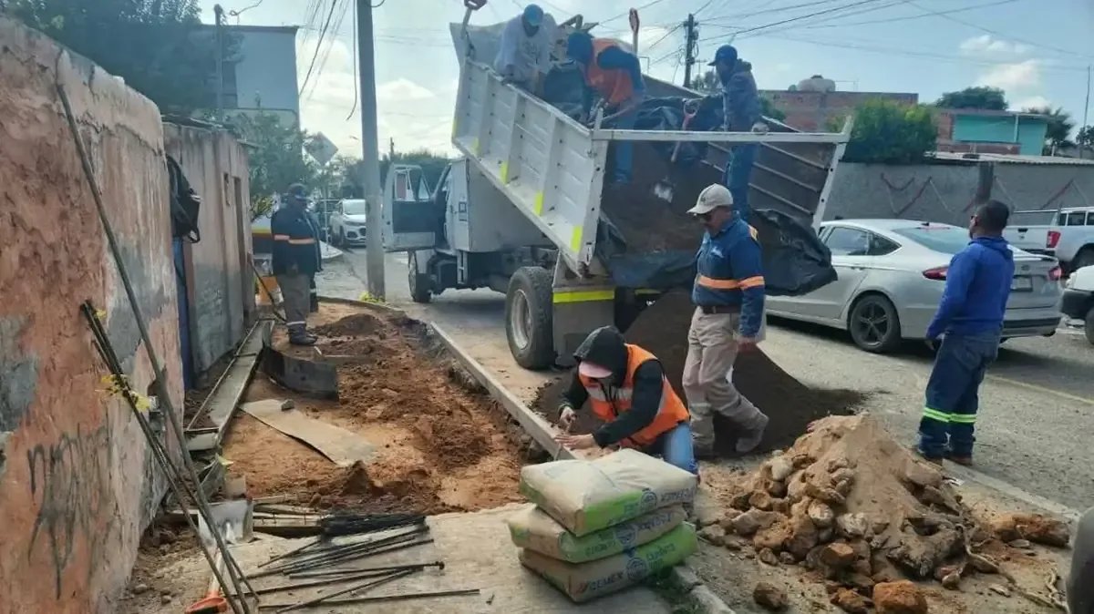 Rehabilitan banquetas en la colonia Benito Juárez de San Juan del Río