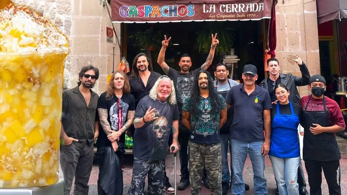 Exintegrantes de Mägo de Oz prueban gaspachos en Morelia