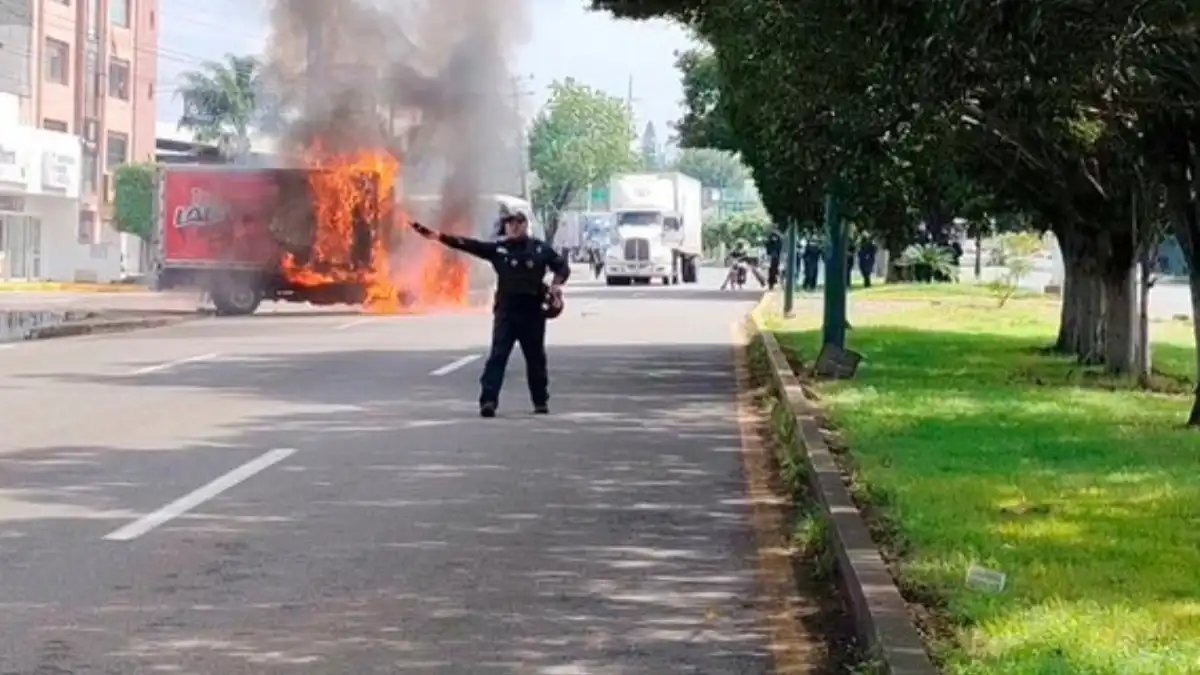 Normalistas en Morelia protestan e incendian camión de reparto