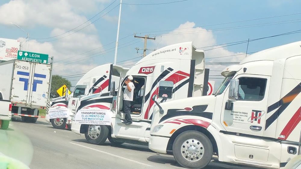 Transportistas bloquean intermitentemente carretera Silao-León
