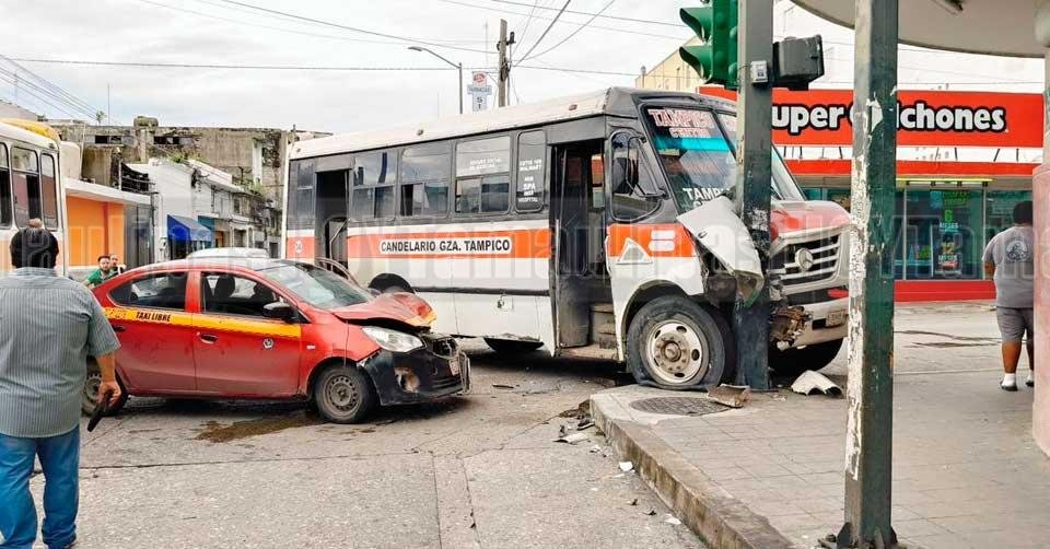 Taxi choca autobús y lo proyecta contra semáforo en Tampico