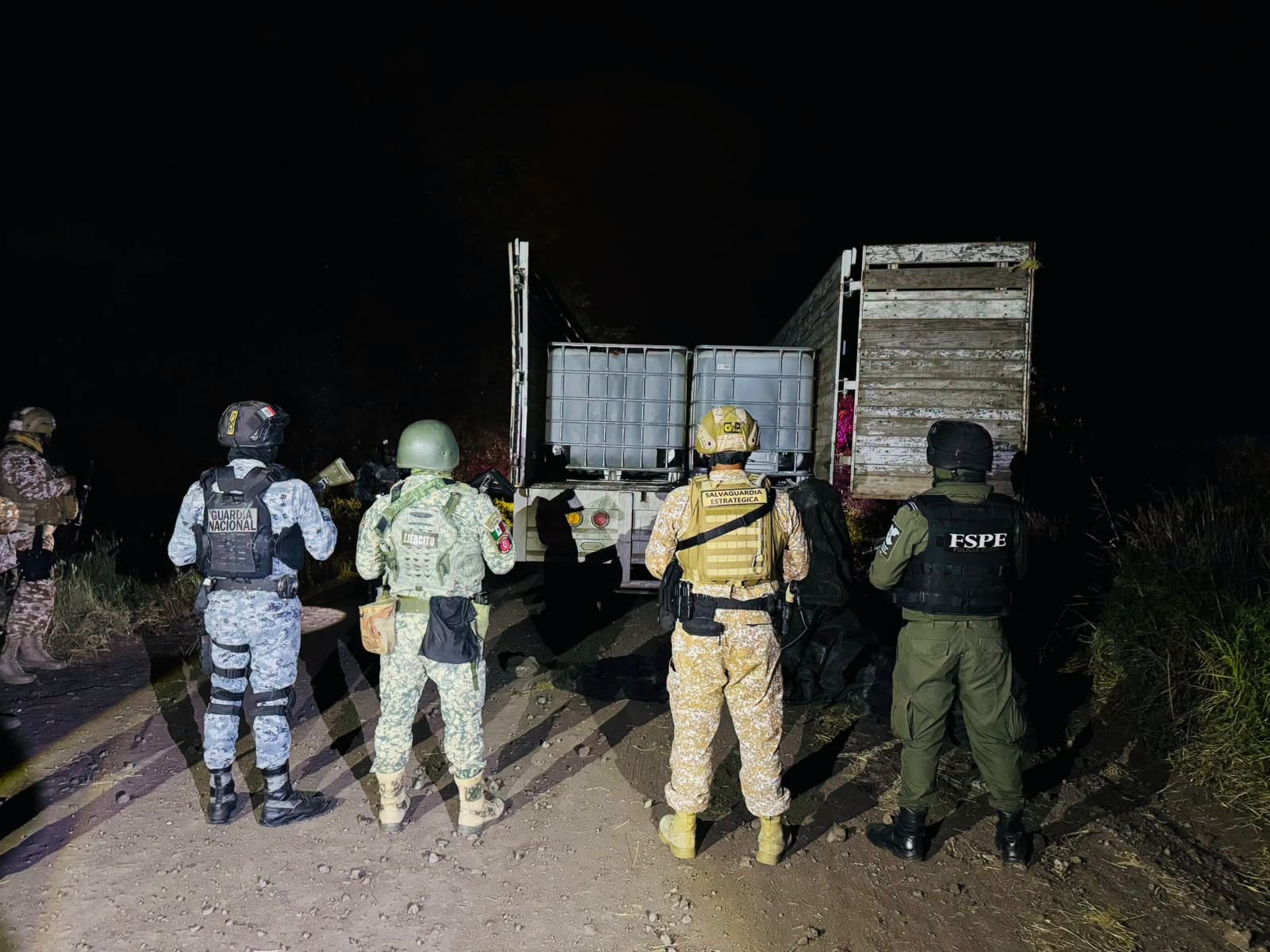 Recuperan camión robado 8 mil litros de huachicol, en Villagrán