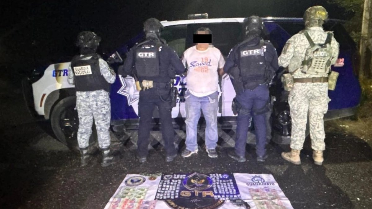 Detienen a dos personas y aseguran arma y 222 dosis de presuntas drogas en Valle de Santiago