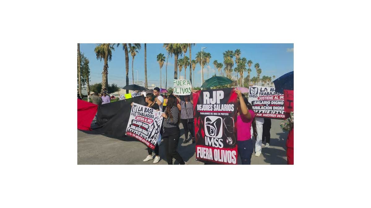 Trabajadores del IMSS bloquean el Periférico Raúl López Sánchez en La Laguna de Durango | Fotos