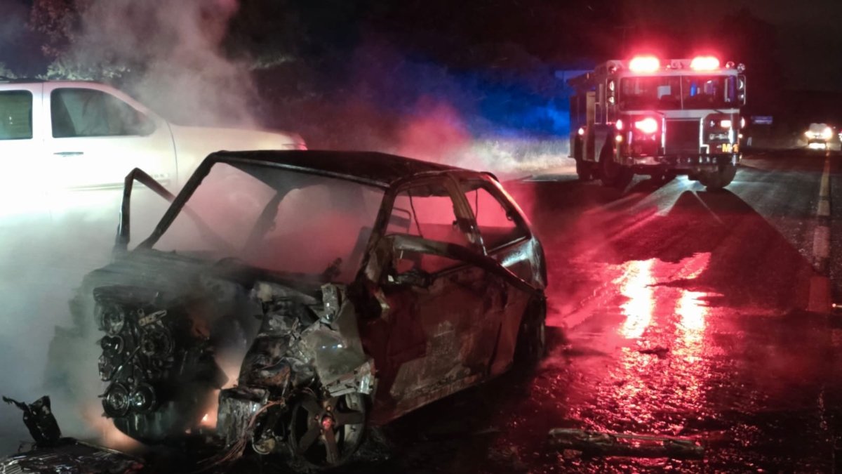 Se calcina su auto tras chocar en la Guanajuato-Juventino Rosas; conductor está grave