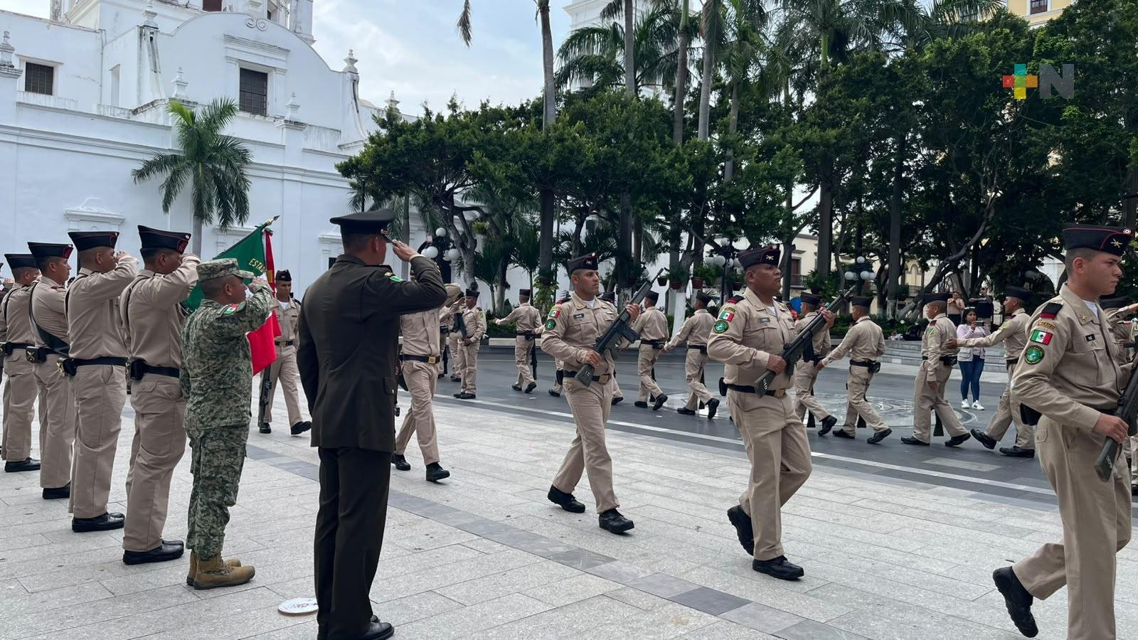 Rinden 94 jóvenes del SMN protesta de bandera en Veracruz puerto