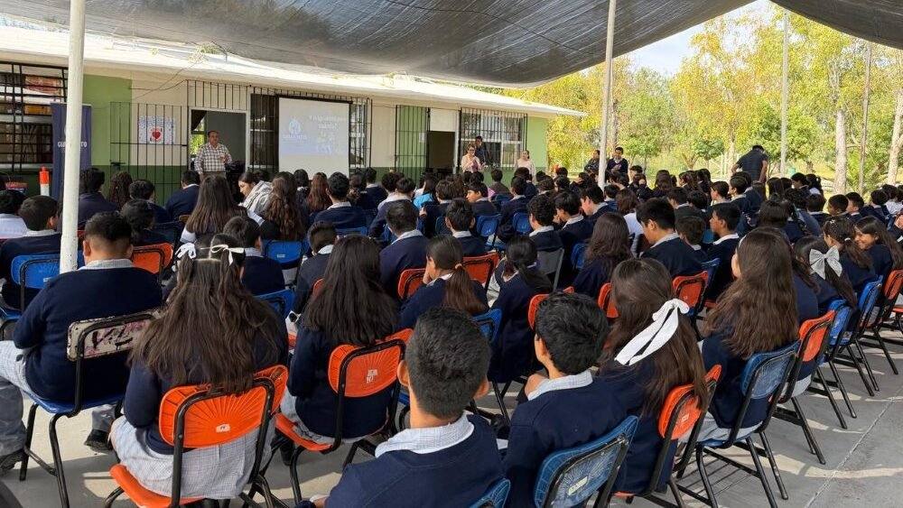 Llevan conferencia sobre igualdad a estudiantes de una telesecundaria de Abasolo