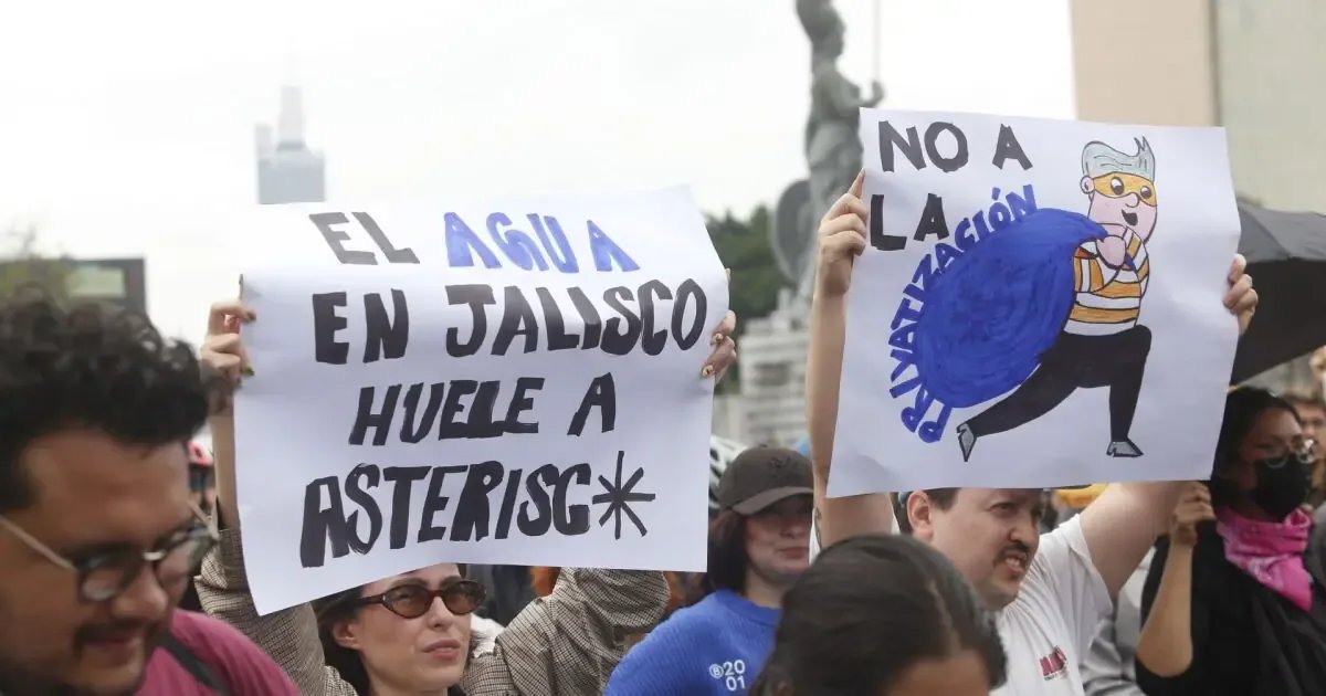 Grupos de choque interrumpen marcha por agua en Guadalajara